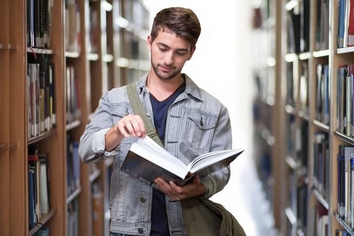 Homem lendo um livro