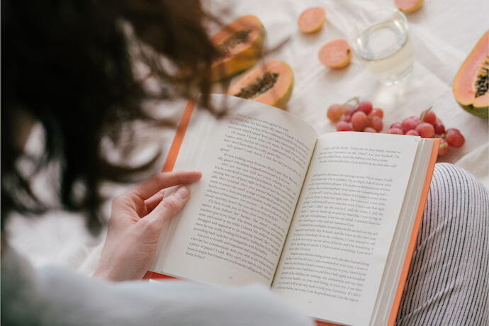 Mulher foleando páginas de livro 