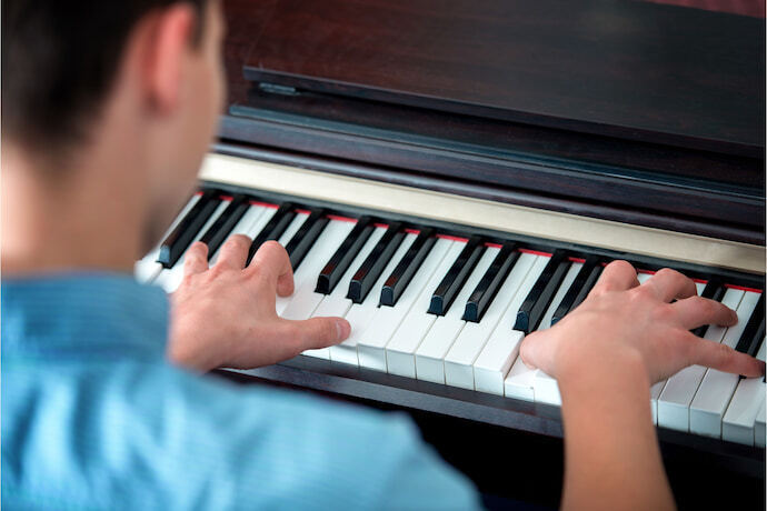 Pessoa tocando teclado