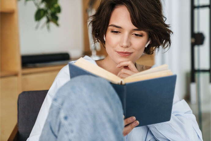 Empreendedora lendo livro de empreendedorismo.