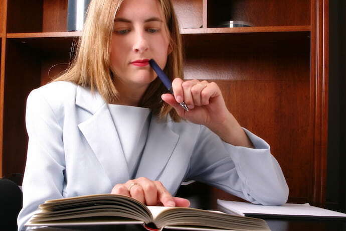 Mulher lendo livro de empreendedorismo