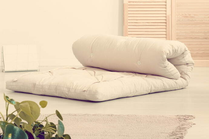 Futon dobrável branco. 