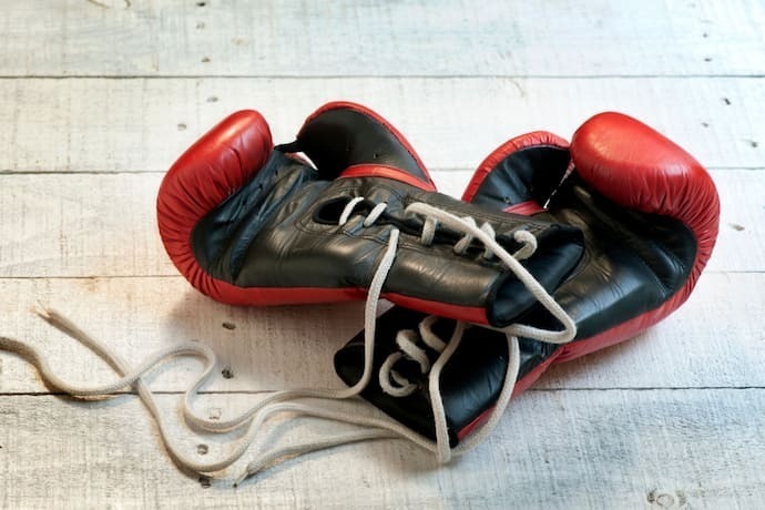 Luvas de boxe vermelhas dessamarradas.