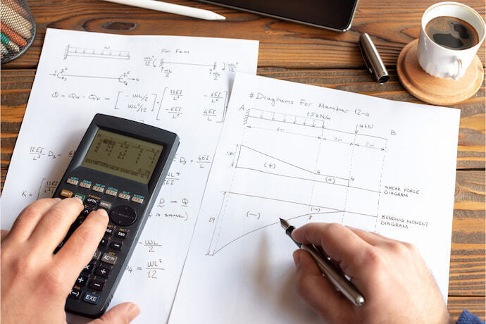 Pessoa fazendo cálculos utilizando calculadora 