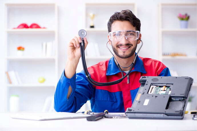 Técnico arrumando notebook.