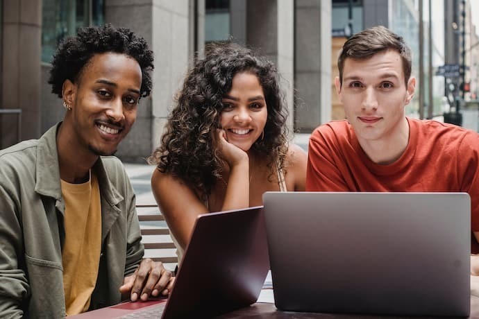 Grupo de amigos com notebook.