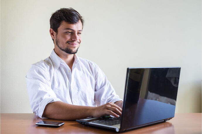 Homem trabalhando em notebook i5.