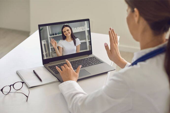 Mulheres em vídeo-chamada em notebook vaio.