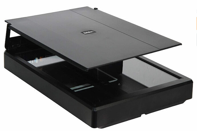 Scanner de mesa preto em fundo branco