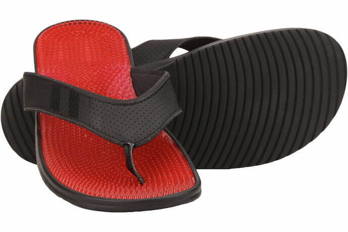 chinelo ortopédico massageador vermelho e preto.