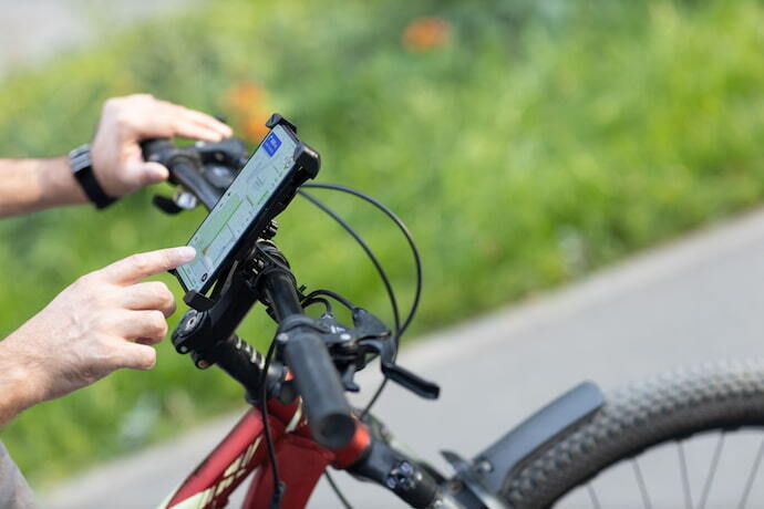 Pessoa mexendo em GPS enquanto anda de bicicleta