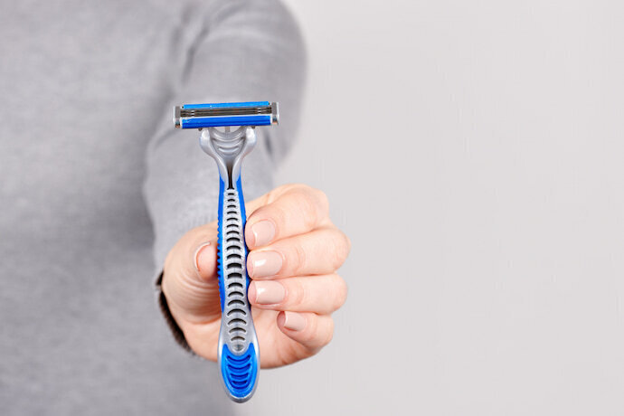 Pessoa segurando Gillette azul