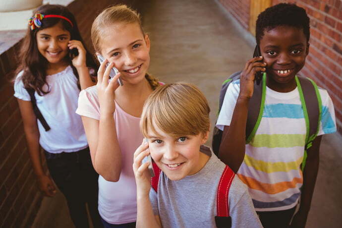 Grupo de crianças usando celulares