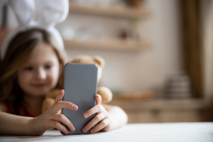 Menina usando celular