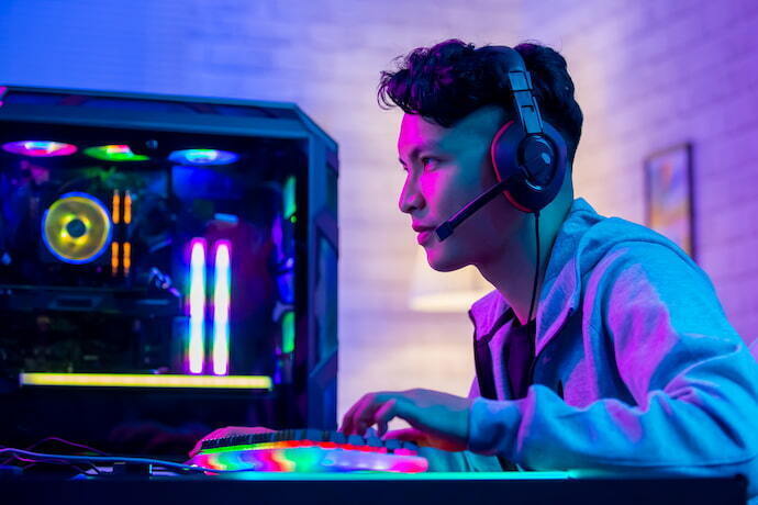 Pessoa jogando no pc gamer