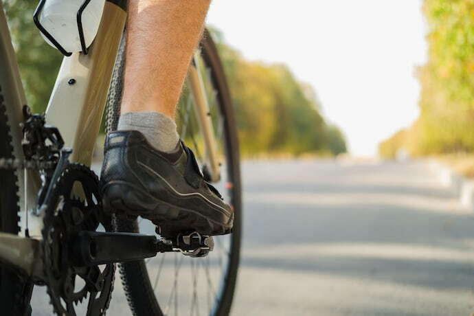 Homem andando de bicicleta