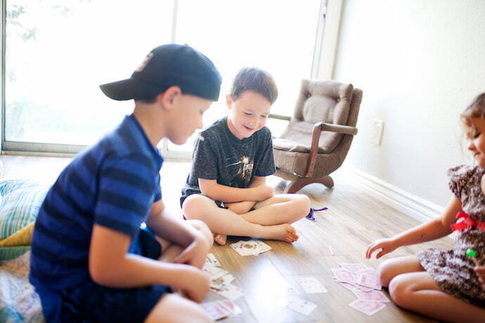 Grupo de pessoas jogando cartas