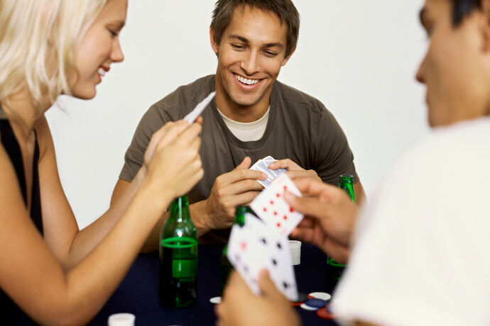 Grupo de pessoas jogando cartas