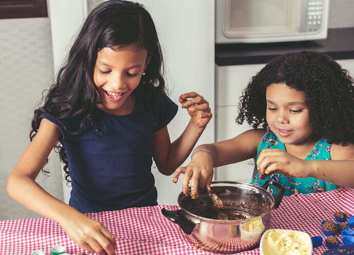 Meninas fazendo brigadeiro