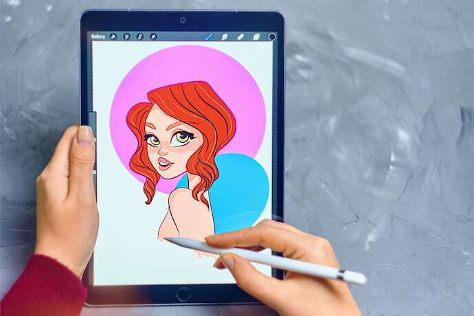 Mulher desenhando em iPad