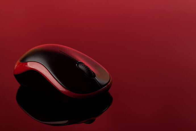 Mouse preto em fundo vermelho