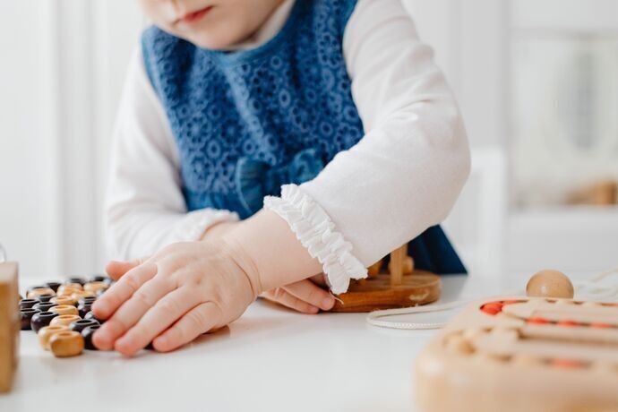 crianças brincando com brinquedos