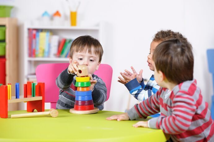 crianças brincando com brinquedos