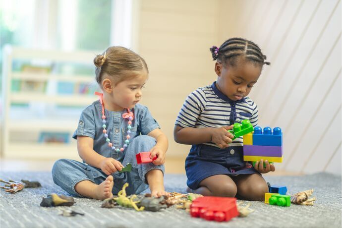 crianças brincando com brinquedos