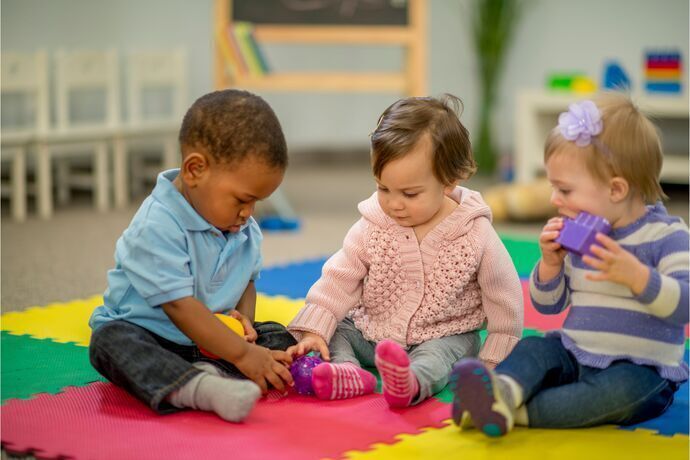 crianças brincando com brinquedos