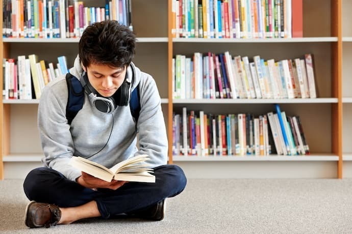 Menino lendo Livro de PNL