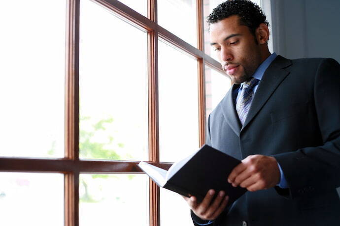 Homem lendo Livro de marketing digital