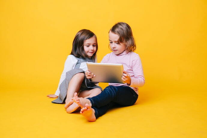 Crianças com tablet infantil.