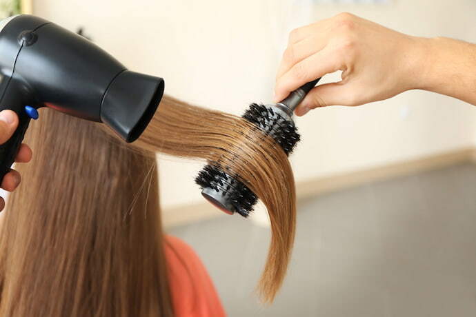 Secando cabelo com secador profissional para salão