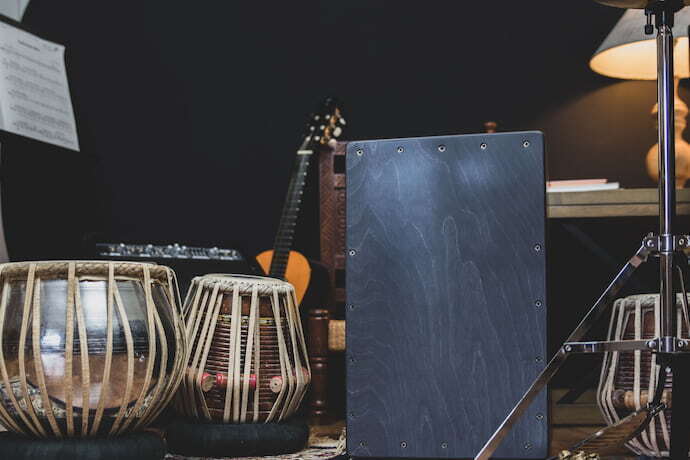 Cajon preto e instrumentos musicais.