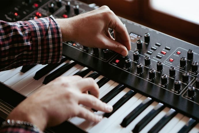 Pessoa tocando  teclado musical