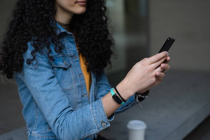 Menina com celular na mão