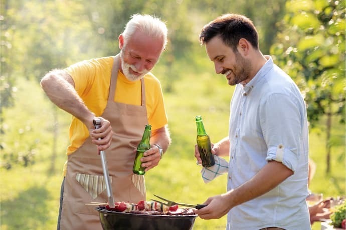 Homens fazendo churrasco