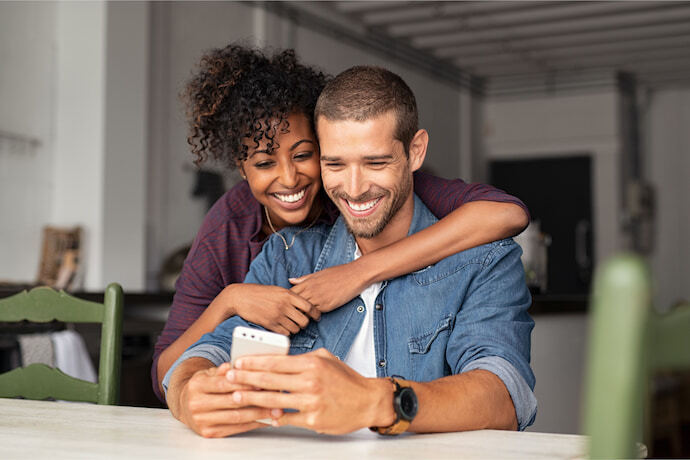 Casal olhando o celular