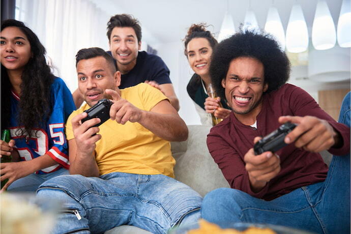 Amigos jogando videogame