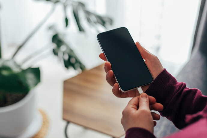 Celular sendo colocado para carregar