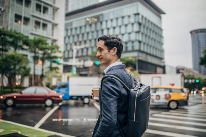 Homem de terno com mochila nas costas