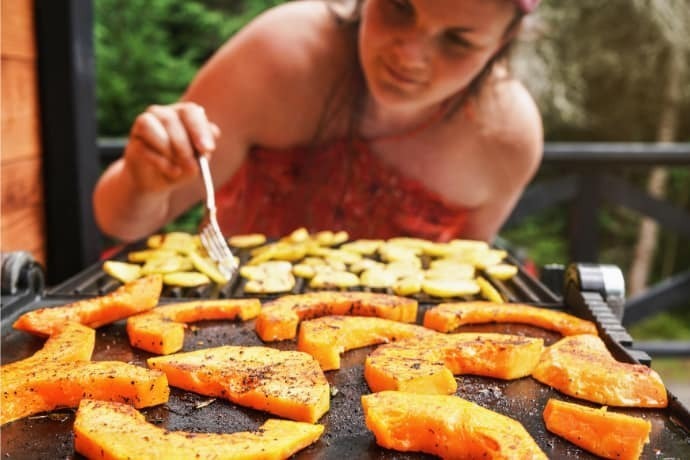 Pedaços de abóbora grelhados no grill elétrico