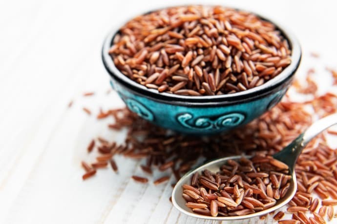 Arroz em um recipiente sobre a madeira