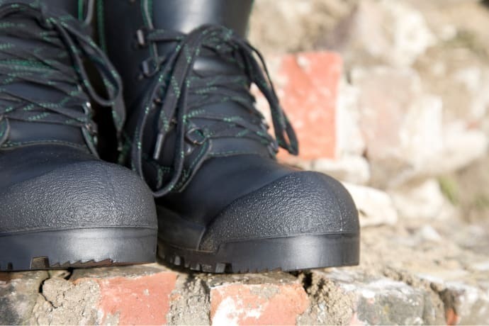 Botas pretas com foco na biqueira