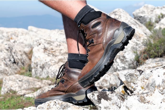 Visão de perto das botas durante uma caminhada na trilha