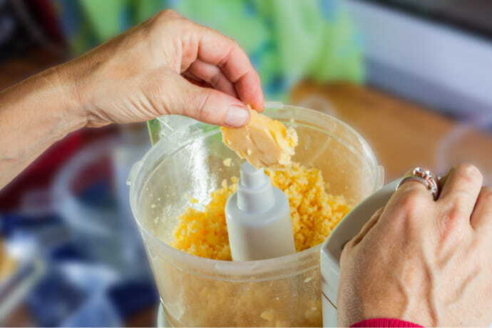 Mão trabalhando no processador de alimentos.