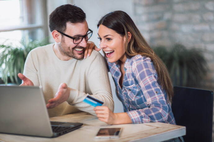 Indivíduos comprando pela internet com o cartão