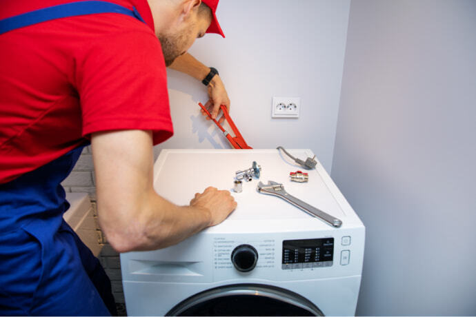 Homem instalando secadora de roupas 