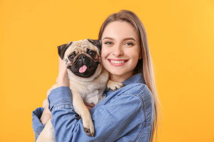 Mulher segurando cachorro