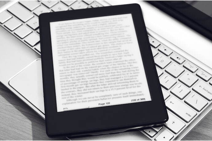 Um e-reader preto e um notebook